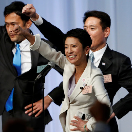 Rheno Murata alza el puño tras conocerse su elección como líder del partido de la oposición, el Partido Democrático de Japón/REUTERS