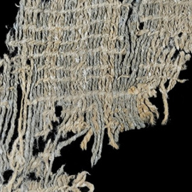 La tela de azul índigo es uno de los tejidos de algodón más antiguo en el mundo y primero en usar el añil como tinte, base de la moderna ropa vaquera. LAUREN URANA