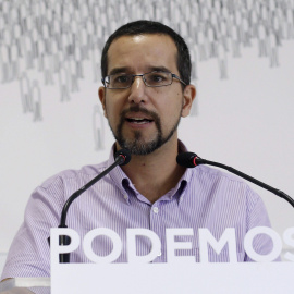 El secretario de Organización de Podemos, Sergio Pascual, durante la rueda de prensa tras la reunión de la dirección del partido. EFE/Paco Campos