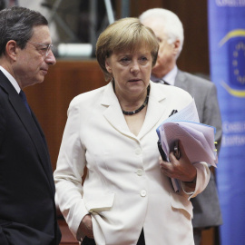 La canciller alemana Angela Merkel, en una imagen de archivo junto al presidente del Banco Central Europeo, el italiano Mario Draghi. REUTERS