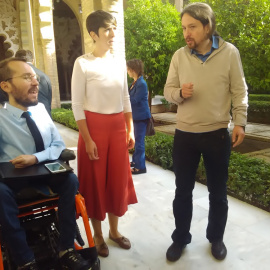 La nueva presidenta de las Cortes de Aragón, Violeta Barba, este jueves en la sede de la cámara con Pablo Iglesias y Pablo Echenique. /E.B.