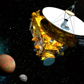 Representación de la nave New Horizons acercándose a Plutón y a su luna Caronte.
