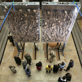 Miembros de una delegación de la fundación sueca Livrusthammeren observan los restos de soldados fallecidos en la batalla de Luetzen en 1632 en la fosa común en el museo de Halle/Saale (Alemania) hoy. EFE/Jan woitas