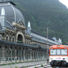 Los trenes regionales siguen llegando a Canfranc 46 años después del cierre del paso pirenaico que enlazaba con Francia