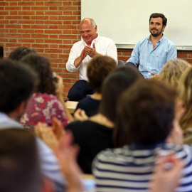 El cabeza de lista de Catalunya Sí que es Pot, Lluís Rabell; el candidato de IU a la presidencia del Gobierno, Alberto Garzón; y la coordinadora nacional de ICV, Dolors Camats, durante un acto celebrado este mediodía en la Universitat de Ba