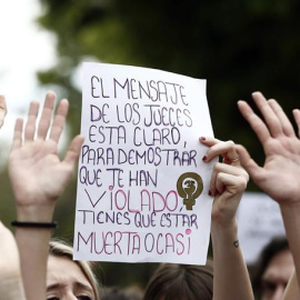 Concentración de protesta frente al Palacio de Justicia de Navarra por la sentencia de 'La Manada'. EFE/Jesus Diges