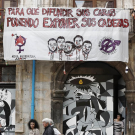 Pancarta colocada hoy en un edificio del Casco Viejo de Pamplona en protesta contra la sentencia de 'La Manada'. EFE/Jesús Diges