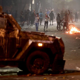 Manifestantes levantan barricadas como protesta para pedir la renuncia del presidente chileno, Sebastián Piñera, este viernes, en Santiago. Las masivas manifestaciones de los chilenos por un sistema más equitativo y contra el Gobierno de Se