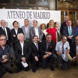 Fotografía de familia de los asistentes al acto en el que se leerá el manifiesto "Por la responsabilidad civil", un llamamiento a la responsabilidad civil de los votantes catalanes el 26 de septiembre, esta tarde en el Ateneo de Madrid. EFE