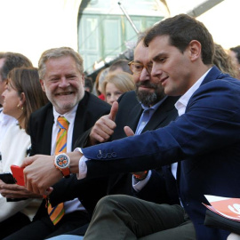 El presidente de Ciudadanos, Albert Rivera,d., se hace un selfie con el diputado en el Congreso Juan Carlos Girauta ,c., al inicio de un acto de campaña celebrado esta mañana en la Plaza de Platerías de Santiago de Compostela.EFE/Xoán Rey