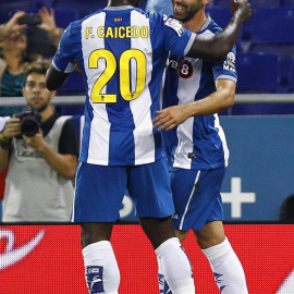 Víctor Álvarez celebra con Caicedo su gol al Valencia. EFE/Quique García