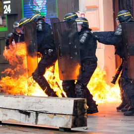 Un cóctel mólotov explota al lado de varios policías durante una manifestación contra la nueva reforma laboral en París, Francia, hoy 15 de septiembre de 2016. Los sindicatos franceses han convocado para hoy la primera gran jornada de movil