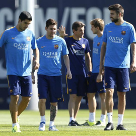 Luis Suárez, Messi y Piqué conversan en el entrenamiento de ayer, previo al partido contra el Celta. /EFE