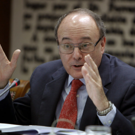 El gobernador del Banco de España, Luis María Linde, durante su intervención en la Comisión de Presupuestos del Senado.EFE/Espinosa