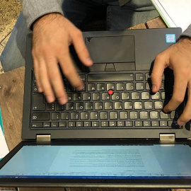 Un usuario escribe en su ordenador para después enviar su texto a un servicio de publicación. P.