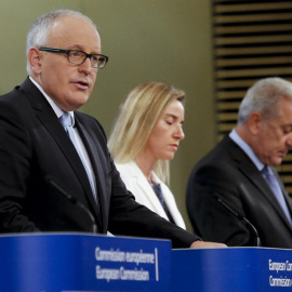 El vicepresidente primero de la Comisión Europea, Frans Timmermans; la Alta representante de la Unión para Asuntos Exteriores y Política de Seguridad, Federica Mogherini; y el comisario europeo de Migración, Asuntos Internos y Ciudadanía, D