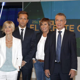 Los candidatos a lehendakari del PNV, Iñigo Urkullu (2-d); Podemos, Pili Zabala (2-i); PSE, Idoia Mendia (d); y PP, Alfonso Alonso (i), y la cabeza de lista de EH Bildu por Álava, Miren Larrion (3-d), junto al moderador Javier García Ramsde