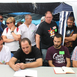 David Fernàndez y Alberto Botrán, de la CUP, con los trabajadores de Valeo.