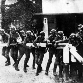 Soldados alemanes retiran una barrera del puesto fronterizo con Polonia el día de la invasión nazi, 1 de septiembre de 1939.
