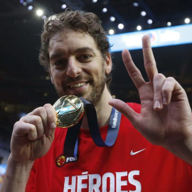 Gasol enseña la medalla de oro en la celebración de la victoria en la final del Eurobasket. /EFE