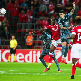 El jugador del Standard de Lieja Eyong Enoh (C) disputa el balón con Pablo Hernandez (2d) del Celta de Vigo. /EFE