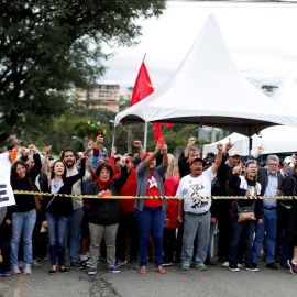 Desde que Lula ingresó en prisión centenares de personas se han instalado en una vigilia permanente como forma de protesta contra su encarcelamiento / REUTERS