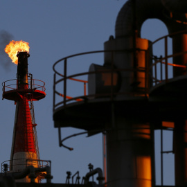 La chimenea en una refinería de petróleo industrial en Kawasaki , cerca de Tokio, Japón. -REUTERS
