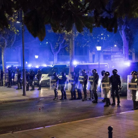 18/10/2019.- Miembros de los Mossos d´Equadra ante la Delegación del Gobierno de Lérida, a la finalización de la concentración convocada en protesta por la condena de los lideres del 'procés'. EFE / Oscar Cabrerizo.