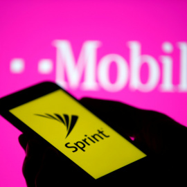 Un smartphone con el logo de Sprint y el logo de la operadora T-Mobile. REUTERS