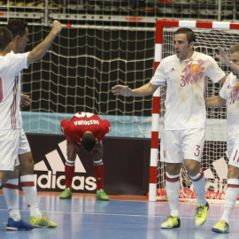 Los jugadores de España celebran la anotación de un gol ante Azerbaiyán. /EFE