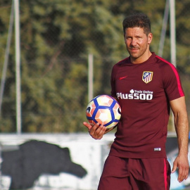 Diego Simeone en el entrenamiento de esta mañana en el Cerro del Espino. /ATLÉTICO DE MADRID