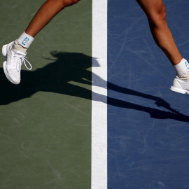 La sombra de la española Garbine Muguruza en un partido contra Barbora Strycova de la República Checa en el Pan Pacific Open in Tokio, Japón. REUTERS / Yuya Shino