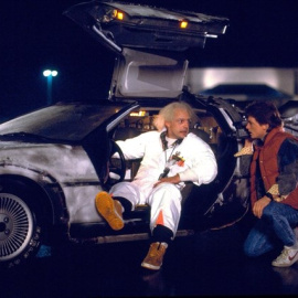 Doc Brown y Marthy McFly junto al Delorean de la película 'Regreso al futuro'.
