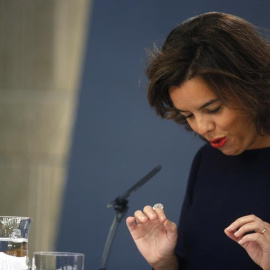 La vicepresidenta del Gobierno en funciones, Soraya Sáenz de Santamaría, durante la rueda de prensa que ha ofrecido tras la reunión del Consejo de Ministros, que ha presidido hoy al encontrarse el jefe del Ejecutivo en funciones, Mariano Ra