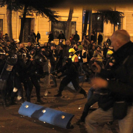 Policías y manifestantes durante los enfrentamientos del 22 de marzo de 2014. -JAIRO VARGAS
