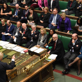 28/10/2019.- Una foto del folleto disponible por el Parlamento del Reino Unido muestra al Primer Ministro británico, Boris Johnson (L) durante un debate electoral en la Cámara de los Comunes EFE / EPA / JESSICA TAYLOR