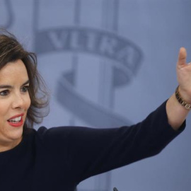 La vicepresidenta del Gobierno en funciones, Soraya Sáenz de Santamaría, durante la rueda de prensa que ha ofrecido tras la reunión del Consejo de Ministros, que ha presidido hoy al encontrarse Mariano Rajoy en Bratislava. EFE/Angel Díaz