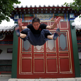 El maestro de Kung Fu Xing Xi demuestra sus habilidades ante la cámara en su academia de Kung Fu "Kung Fu Zen" en Pekín, China. REUTERS / Kim Kyung - Hoon