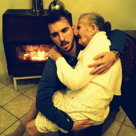 Giancarlo Murisciano sostiene a su abuela de 87 años y enferma de Alzhéimer, en una imagen que se convertido en un fenómeno viral.
