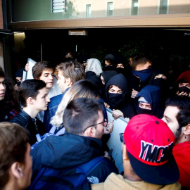 Estudiantes de la Universidad Pompeu Fabra (UPF), partidarios y detractores de la huelga indefinida convocada en las universidades catalanas, protagonizaron momentos de tensión esta mañana por sus discrepancias entre los que estan a favor d