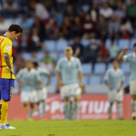 Messi se lamenta mientras los jugadores del Celta celebran uno de los goles. REUTERS/Miguel Vidal