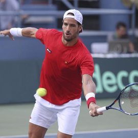 El tenista español Feliciano López devuelve la bola al indio Ramkumar Ramanathan. /EFE