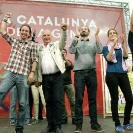Pablo Iglesias, junto al candidato de Catalunya Sí que es Pot a la Generalitat, Lluís Rabell, en Cornellà. / EFE