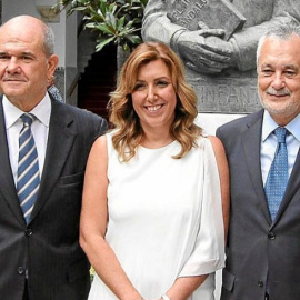 Manuel Chaves y José Antonio Griñán, con Susana Díaz el día de su toma de posesión como presidenta. EFE