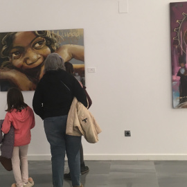 Asistentes observan los cuadros de Raúl Ruiz, en el Cuarto Real de Santo Domingo, en Granada. RAÚL BOCANEGRA