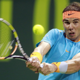 Nadal devuelve la pelota a Berrer en Doha. /REUTERS