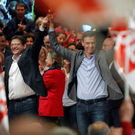 El presidente del Gobierno y secretario general del PSOE, Pedro Sánchez (d), junto al líder del PSPV-PSOE y presidente de la Generalitat Valenciana, Ximo Puig (i), en un acto político del PSOE en Alicante. /EFE