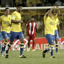 El centrocampista de la U. D. Las Palmas, Roque Mesa (d), celebra el primer gol del equipo canario contra el Sevilla. /EFE