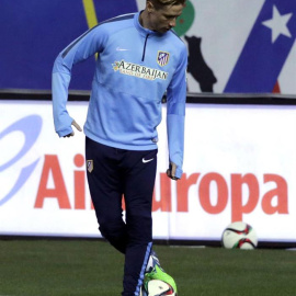 El delantero del Atlético de Madrid Fernando Torres durante el entrenamiento efectuado ayer en el estadio Vicente Calderón. /EFE