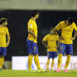 Los jugadores del Barça, cabizbajos tras el 4-1 encajado en Vigo. /REUTERS